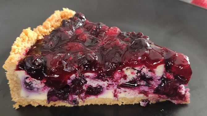 Tvarohový koláč s bobulovým ovocem - cheesecake