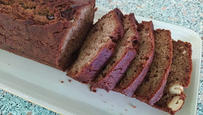 Bananovy chlebicek s vlasskymi orechy a cokoladou