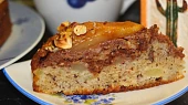 Dvoubarevný hruškový koláč s oříšky