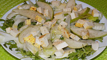 Fenyklový salát se sýrem a hruškou