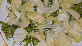 Fenyklový salát se sýrem a hruškou