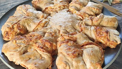 Originální pletená sýrová pizza ze špaldové celozrnné mouky