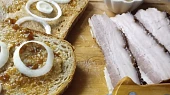 Pečený bůček s bramborovou kaší a cibulovým přelivem