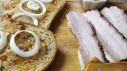 Pečený bůček s bramborovou kaší a cibulovým přelivem