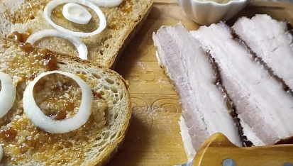 Pečený bůček s bramborovou kaší a cibulovým přelivem