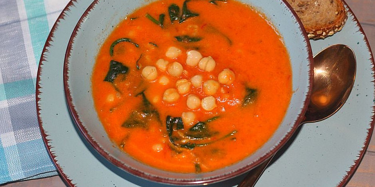 Rajčatová polévka s cizrnou, bulgurem a špenátem