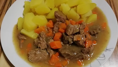 Dušená mrkev s bramborem a masem