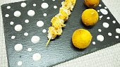 Kuřecí špíz s čedarovými kroketami bez mouky s česnekovým dipem