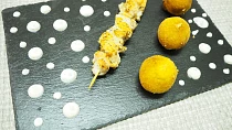 Kuřecí špíz s čedarovými kroketami bez mouky s česnekovým dipem