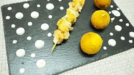 Kuřecí špíz s čedarovými kroketami bez mouky s česnekovým dipem