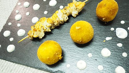 Kuřecí špíz s čedarovými kroketami bez mouky s česnekovým dipem