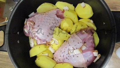 Špeková krůtí stehna z remosky s mandlemi