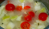 Tykvová polévka s rajčaty a baby špenátem