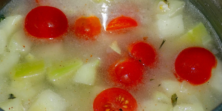 Tykvová polévka s rajčaty a baby špenátem