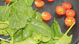 Tykvová polévka s rajčaty a baby špenátem