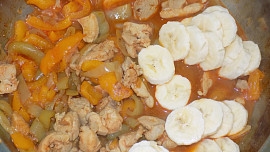 Banánová pánev s drůbežím masem