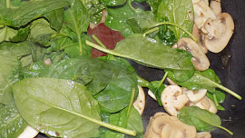 Polenta se žampiony a špenátem