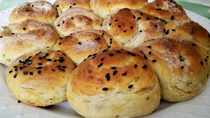 Trhací česnekový chlebíček s bylinkami, Trhací bylinkový chlebíček s bylinkami
