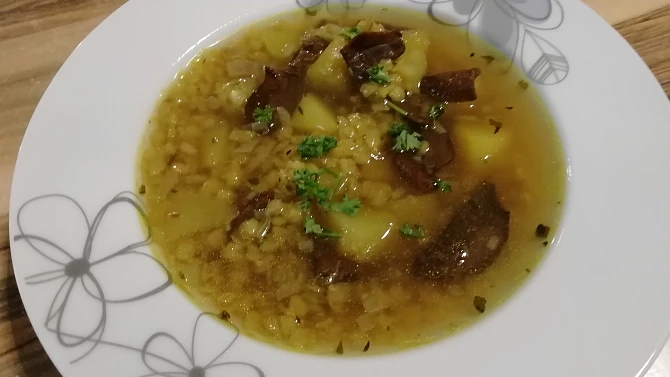 Houbová polévka s červenou čočkou