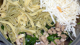 Těstoviny s listovým špenátem, kuřecím masem a sýrem