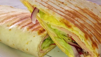 Plněná tortilla vaječnou omeletou