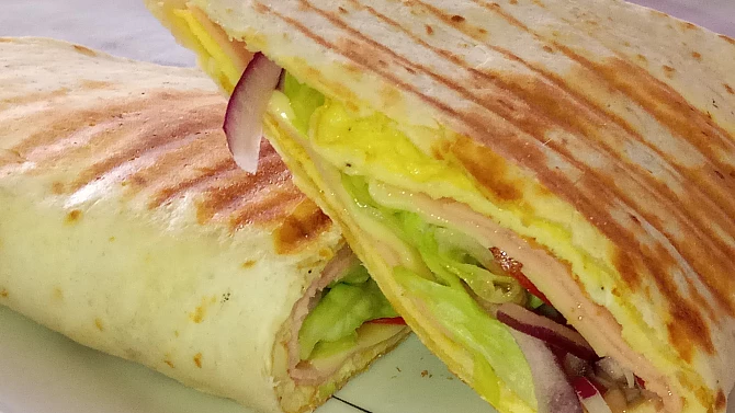 Plněná tortilla vaječnou omeletou