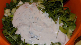 Salát s rybou a hráškem