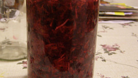 Šťavnatý salát ze syrové červené řepy s křenem