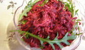 Šťavnatý salát ze syrové červené řepy s křenem