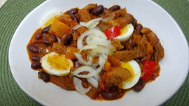 Vepřový guláš s fazolemi, paprikami a vejci