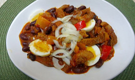Vepřový guláš s fazolemi, paprikami a vejci