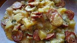 Bramborová omáčka s klobásou a pórkem