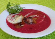 Bramborová polévka s červenou řepou, fenyklem a slaninou