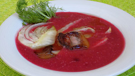Bramborová polévka s červenou řepou, fenyklem a slaninou