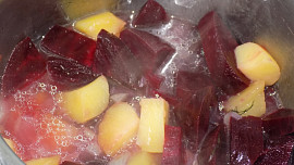 Bramborová polévka s červenou řepou, fenyklem a slaninou