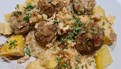 Hlávkové zelí, mleté kuličky a brambory v jednom pekáčku