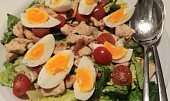 Listový salát s teplým kuřecím masem a vejci