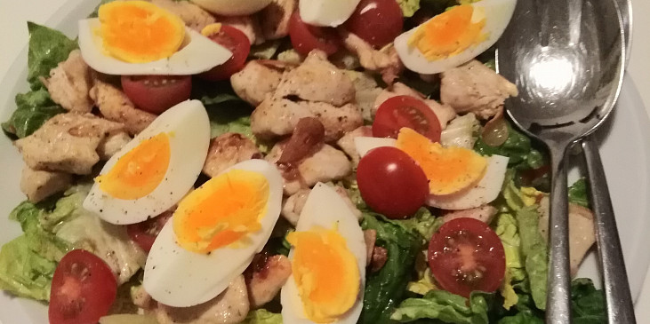 Listový salát s teplým kuřecím masem a vejci