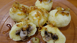 Bramborové knedlíky plněné houbami
