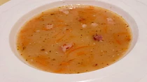 Hrachová polévka s restovanou slaninou a mrkví