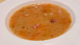 Hrachová polévka s restovanou slaninou a mrkví