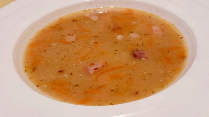 Hrachová polévka s restovanou slaninou a mrkví