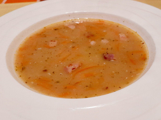 Hrachová polévka s restovanou slaninou a mrkví