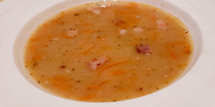Hrachová polévka s restovanou slaninou a mrkví