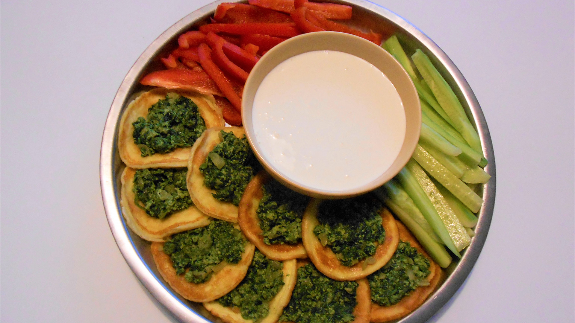 Mozzarellové lívanečky se špenátem, česnekovým dipem a zeleninou (Dělená strava podle LK - Zvířata