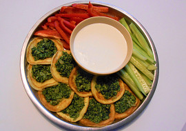 Mozzarellové lívanečky se špenátem, česnekovým dipem a  zeleninou  (Dělená strava podle LK - Zvířata