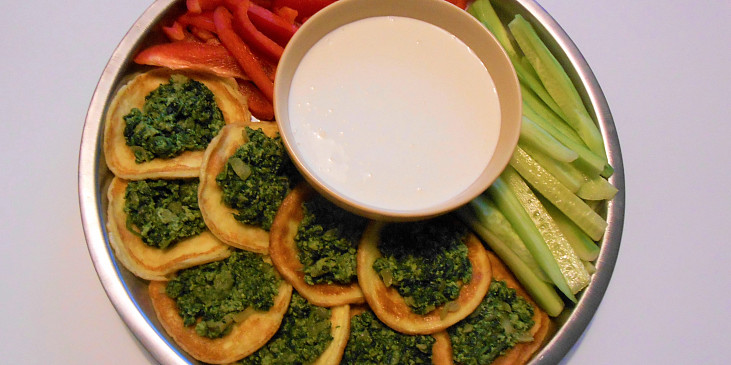 Mozzarellové lívanečky se špenátem, česnekovým dipem a  zeleninou  (Dělená strava podle LK - Zvířata