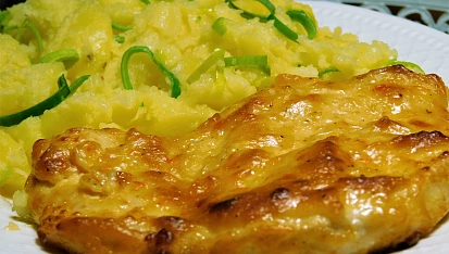 Pečená kuřecí prsa s třepanými pórkovými bramborami