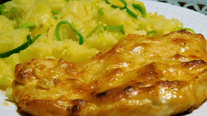 Pečená kuřecí prsa s třepanými pórkovými bramborami