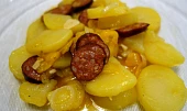 Rychlé brambory s klobásou a zeleninou